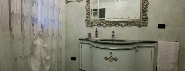 Bagno sagomato con cornice foglia argento